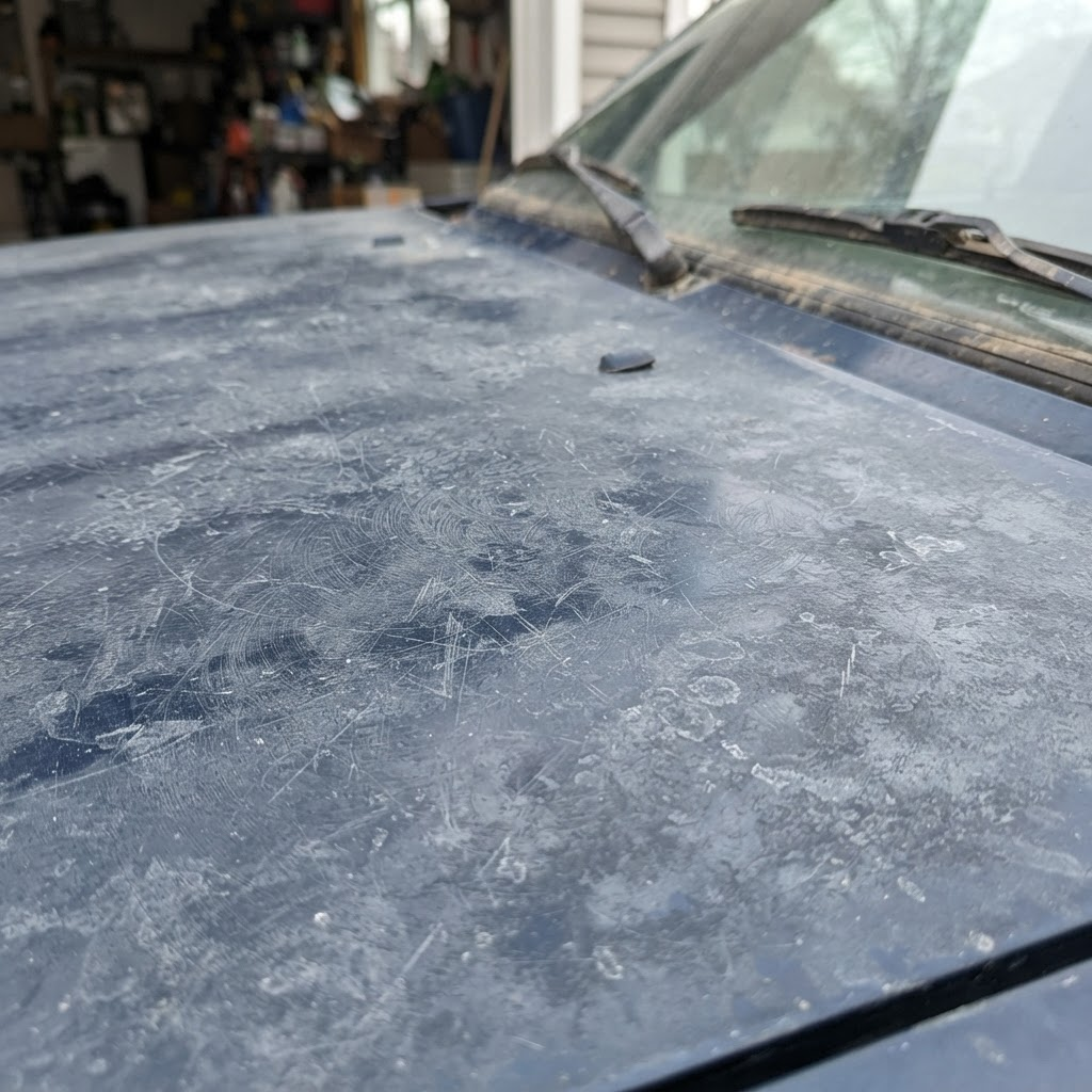 Pintura de carro desgastada com riscos e marcas de redemoinho